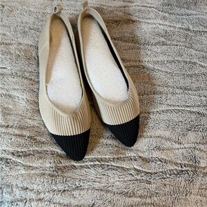 Source Unknown Beige and Black Flats